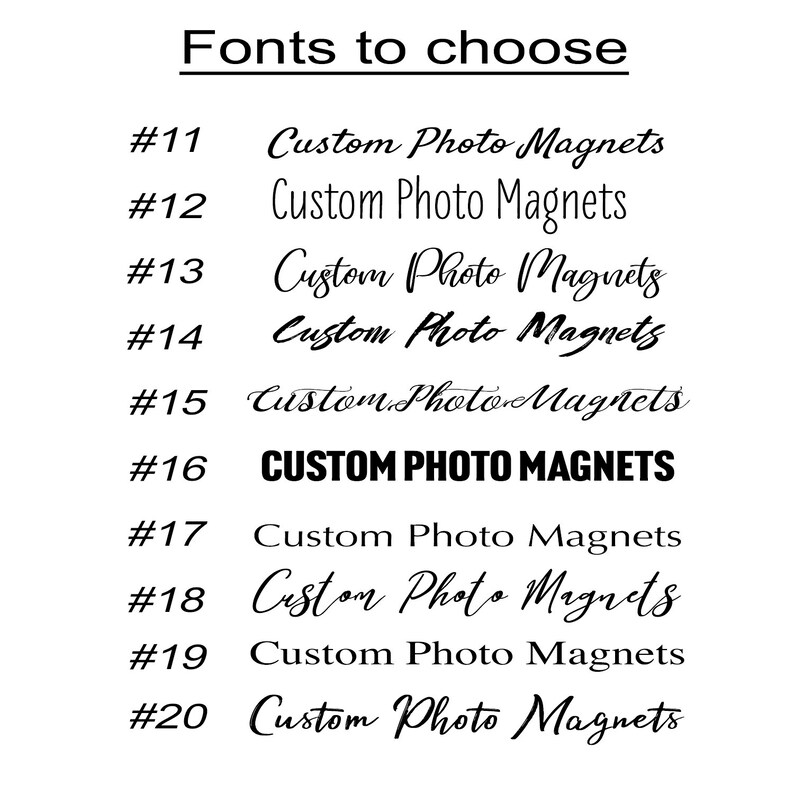 Pu&ograve; includere: Su sfondo bianco, una selezione di caratteri per "Custom Photo Magnets" &egrave; presentata. Il testo &egrave; visualizzato in vari stili, dalla corsivo elegante ai caratteri in grassetto. Ogni carattere &egrave; numerato.