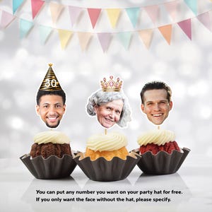 K&ouml;nnte beinhalten: Drei Cupcakes mit Gesichtern oben, jedes mit einem anderen Design. Einer hat einen schwarz-goldenen Partyhut mit der Zahl 30, ein anderer eine Krone, und der letzte keinen Hut. Der Text unten lautet: "Sie k&ouml;nnen jede beliebige Zahl kostenlos auf Ihren Partyhut setzen."