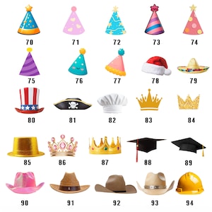 K&ouml;nnte beinhalten: Eine Sammlung verschiedener H&uuml;te und Kopfbedeckungen, darunter Partyh&uuml;te, ein Weihnachtsmannhut, ein Sombrero, Kronen, eine Abschlusskappe, ein Cowboyhut und ein Bauhelm. Jeder Artikel ist nummeriert.