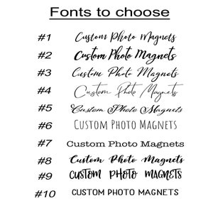 Pu&ograve; includere: Una grafica bianca mostra dieci opzioni di font per "Custom Photo Magnets". I font variano da corsivo elegante a grassetto senza grazie. Ogni font &egrave; numerato per una facile selezione, offrendo scelte di design.