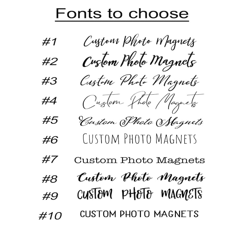 Pu&ograve; includere: Una grafica bianca mostra dieci opzioni di font per "Custom Photo Magnets". I font variano da corsivo elegante a grassetto senza grazie. Ogni font &egrave; numerato per una facile selezione, offrendo scelte di design.