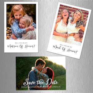 Pu&ograve; includere: Tre calamite fotografiche con bordi bianchi. Una presenta due bambine che si abbracciano, con il testo "WILL YOU BE MY Matron Of Honor?". Un'altra mostra due donne, con il testo "WILL YOU BE MY Maid Of Honor?". La terza calamita mostra una coppia con il testo "Save the Date".