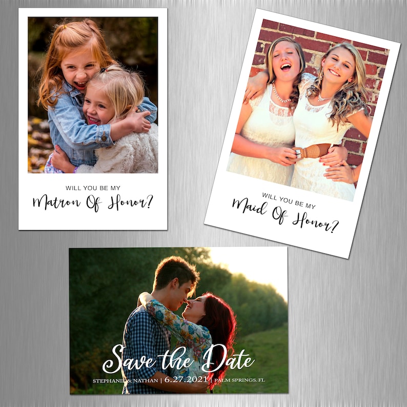 Pu&ograve; includere: Tre calamite fotografiche con bordi bianchi. Una presenta due bambine che si abbracciano, con il testo "WILL YOU BE MY Matron Of Honor?". Un'altra mostra due donne, con il testo "WILL YOU BE MY Maid Of Honor?". La terza calamita mostra una coppia con il testo "Save the Date".