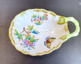 Vintage Herend Hungary Queen Victoria Shell With Handpainted