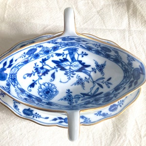 Antique Meissen Blue Onion gravy boat with attached underplate, gold rim, cross sward mark, circa 1860, 1st choice