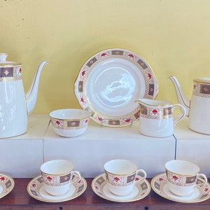 Royal Crown Derby &quot;Derby Border&quot; bone china partial service for 6, 32 pcs, like new condition!