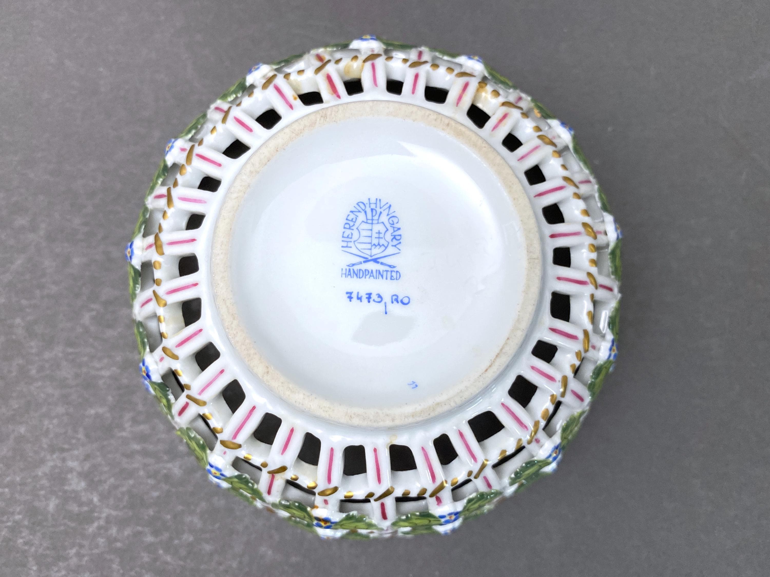 HEREND オープンバスケット ロスチャイルドバード 透かし Herendヘレンドロスチャイルドバードの透かしのバスケット直径約19.5