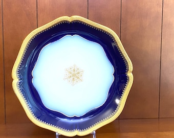 Plato redondo grande de porcelana Limoges Wm. Guerin, azul cobalto y con relieve dorado, Francia.