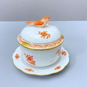 Herend "Chinese Bouquet " Apponyi Orange covered sugar bowl (377/AOG), bird finial, accents of 24k gold. excellent condition
