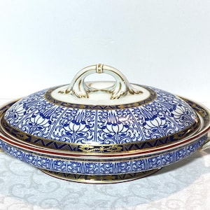 Antique Royal Worcester English Porcelain Blue and White "Royal Lily " lidded tureen, Circa 1906