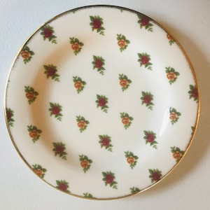 Royal Albert "Old Country Roses, classic II" salladstallrikar, 20 cm, fint porslin, år 1998, ljus elfenbensfärgad, rosenmotiv och guldkant, MINSKINN