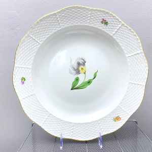 Könnte beinhalten: Weiße Porzellanservierschale mit gewebtem Muster und einem zarten Blumendesign mit einer weißen Tulpe mit gelben Akzenten. Die Schale hat einen goldenen Rand.