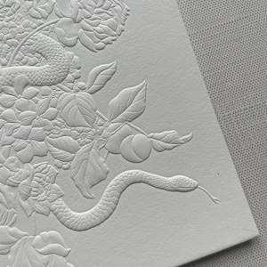 Tarjeta de Año Nuevo • Tarjeta de Año Nuevo del Año de la Serpiente • Tarjeta de felicitación esculpida en relieve • Tarjeta con serpiente y flores esculpida por un artista