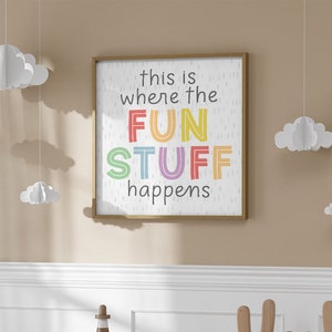 Dies ist, wo die lustigen Sachen passieren Regenbogen Spielzimmer Digitaler Kunstdruck | Pastell Kinder Dekor | Montessori Poster | Druckbare Kunst für's Kinderzimmer