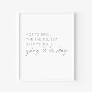 Puede incluir: Impresión enmarcada en blanco con texto negro que dice "No estropear el final, pero todo va a estar bien."