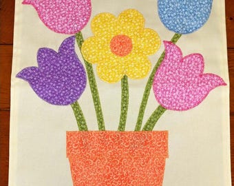 Trädgårdsflagga, vårtulpaner i blomkruka
