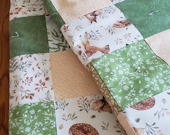 Patchwork wiegquilt/schootquilt, Little Fawn-quilt, handgebonden