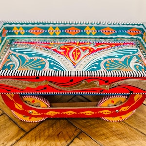 Woondecoratie: Handgemaakte Rahra Thela (dienblad op wielen) - uniek dienblad in vintage stijl vrachtwagenkunst voor een stijlvol interieur