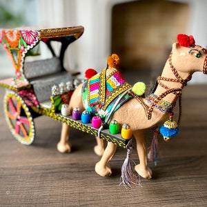 Kamelwagen - Handbemalter LKW-Kunst-Kamelwagen für Wohnkultur, einzigartiges Geschenk & Akzentstück im Boho-Stil