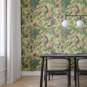 Può includere: Una sala da pranzo con un tavolo e sedie di fronte a una parete rivestita di una carta da parati verde e marrone con un motivo ripetitivo di fichi e foglie.