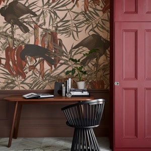 carta da parati vintage rimovibile, corvi grigi tra le palme, autoadesiva, sfondo rosa, decorazione murale botanica // #V12