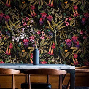 bunte Blumentapete, grüne Papageien und tropische Blumen, exotische Blätter, Frida, floral, schälen & aufkleben, Vögel || #F16