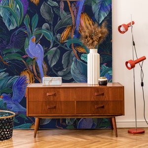 carta da parati tropicale, pappagalli blu, albero di cacao, foglie tropicali, murale blu navy, adesivo, decorazione della stanza #T4