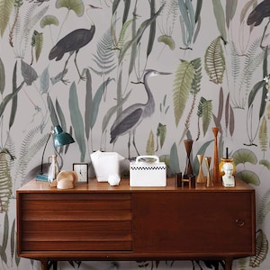 carta da parati botanica, airone calmo, sfondo beige, uccello, piante verdi, felce, arredamento della stanza // #B22