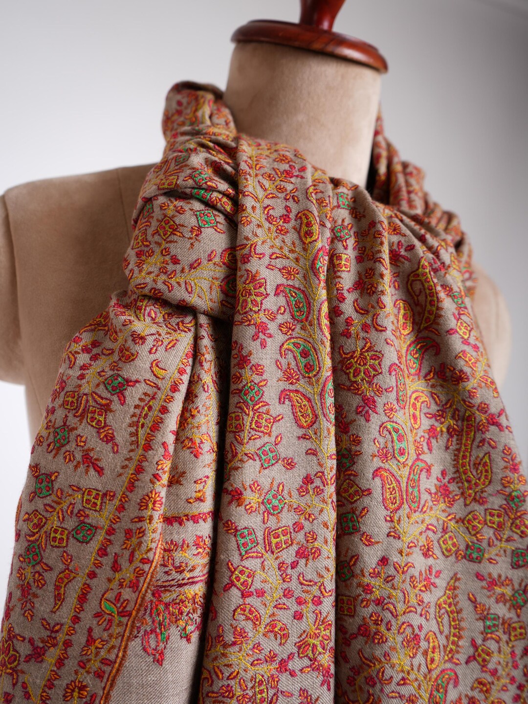 Sciarpa Scialle Donna In Pashmina E Seta – Stampa Fiori Di Ciliegio – Colore Cammello/Marrone
