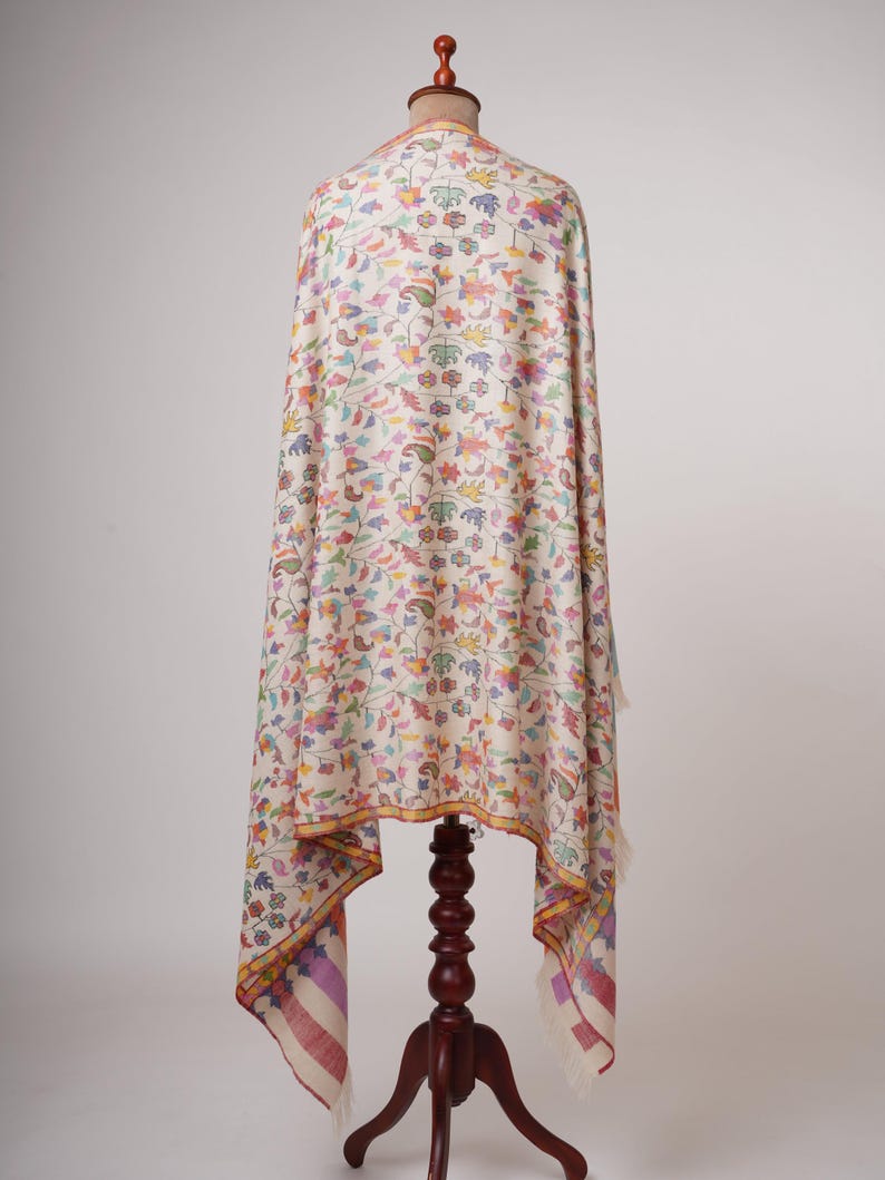 Ivory Kani Pashmina Shawl with Fine Traditional Motifs – Handwoven Art