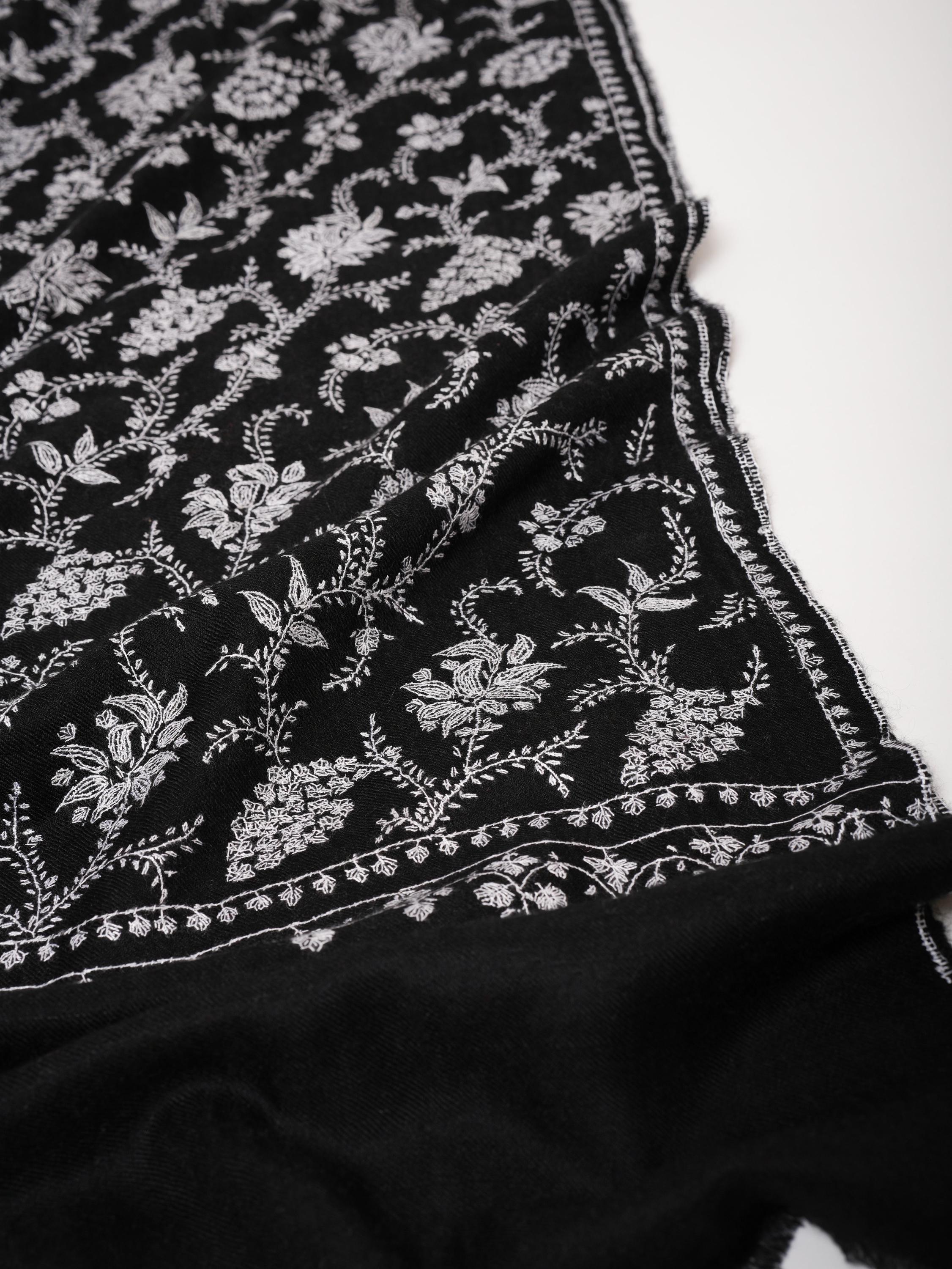 手織りの黒のパシュミナスカーフ | 白いソズニ刺繍 | ベビー