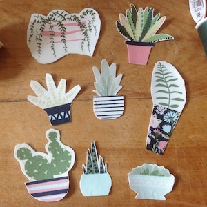 Puede incluir: Una colección de ocho aplicaciones de tela con diferentes tipos de plantas en maceta. Las plantas son de varios colores y patrones, incluyendo verde, rosa, azul y blanco.