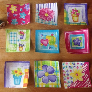 Könnte beinhalten: Neun bunte Stoffquadrate mit floralen und geometrischen Mustern. Jedes Quadrat zeigt ein anderes Muster mit Blumen, Herzen und geometrischen Formen. Die Quadrate sind in drei Reihen zu je drei angeordnet.