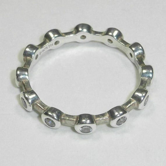 Anello in argento 925 e zirconi | Friday Auction / Asta a tempo Anello in argento 925 e zirconi | Friday Auction / Asta a tempo