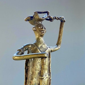 Auténtica figura única de bronce a la cera perdida de la tribu africana FON. Estatua alta de bronce color polvo dorado hecha a mano. Arte de Benín.