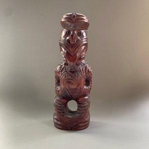 Gesigneerde Maori Teko Teko-sculptuur - Nieuw-Zeeland - tribale volkskunst - tribal snijwerk - Hei Tiki-figuur - Maori-totem - Maorikunst
