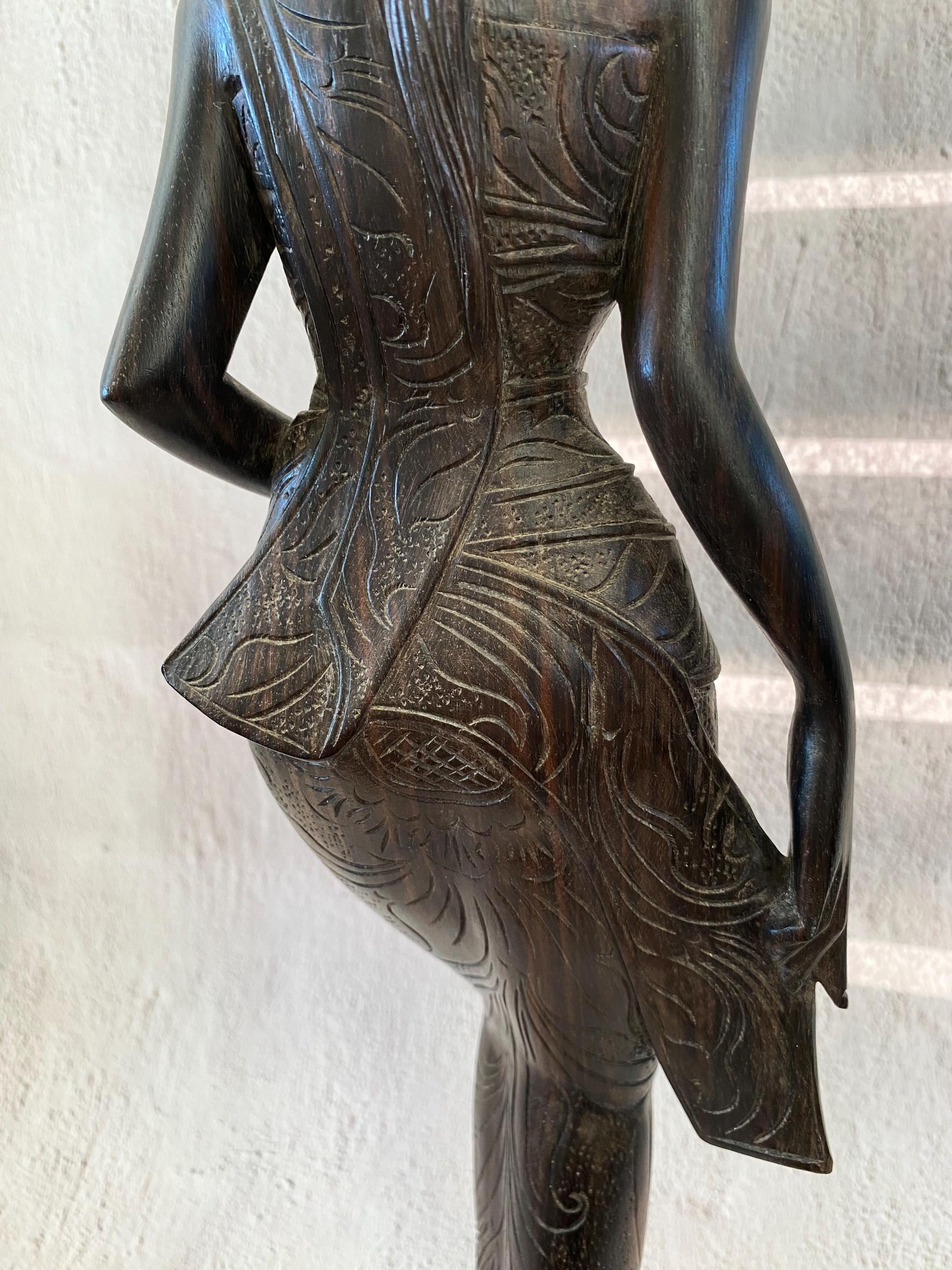 バリ島の手彫りの木彫像 - 蓮の花を持つ女性の木彫像 - 祭壇に供物を