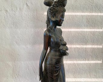 バリ島の木彫りの村の像、木彫り、彫刻、インドネシア・バリ島の芸術