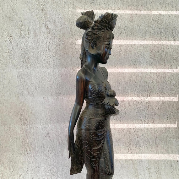 バリ島の手彫りの木彫像 - 蓮の花を持つ女性の木彫像 - 祭壇に供物を