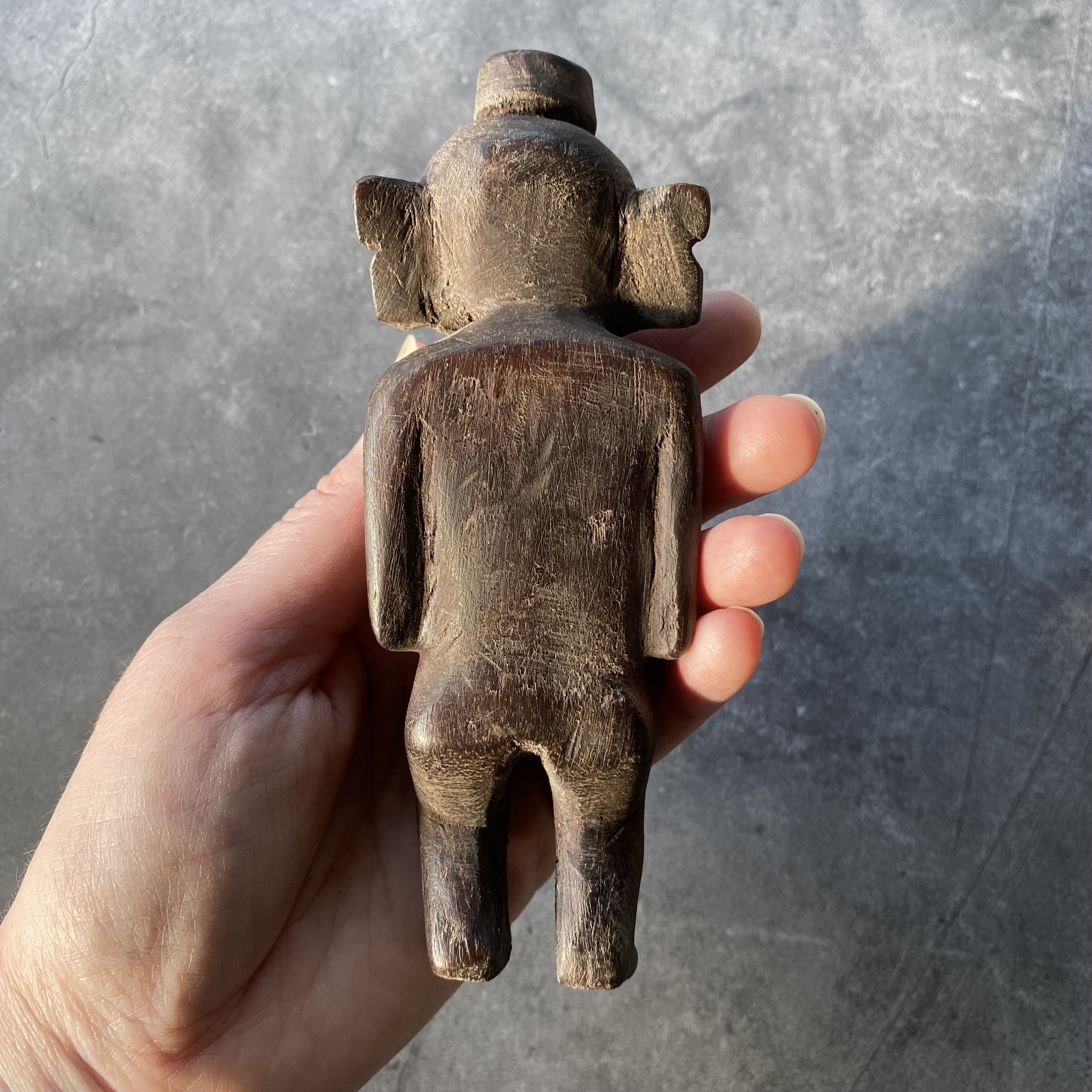 インドネシアの豊穣を象徴する木製の彫刻 - ティモールの女性像