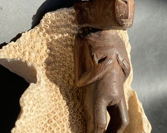 インドネシアの豊穣を象徴する木製の彫刻 - ティモールの女性像