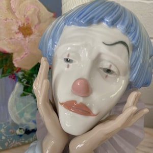 Retired Lladro Jester 5129 Comes With Base - Lladro Clown Figurine - Lladró #5129 - Designed by Jose Puche - Spanish Porcelain - No Box