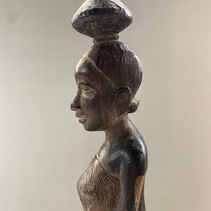 手彫りのアフリカ美術 - 黒檀材 - 高さ 33 cm の彫像 - 水を運ぶ女性の立像 - 部族芸術 - アフリカの女性芸術