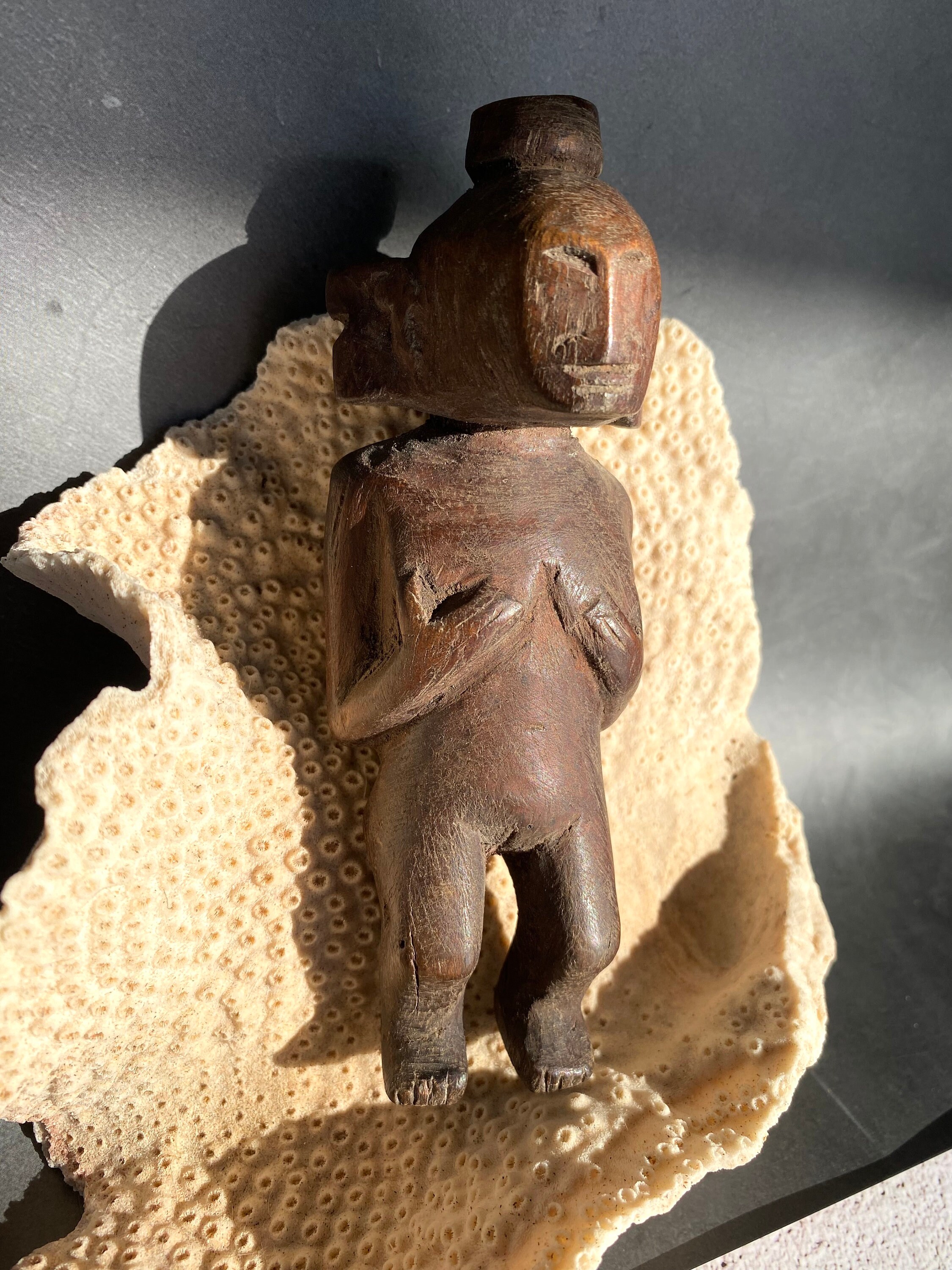 インドネシアの豊穣を象徴する木製の彫刻 - ティモールの女性像