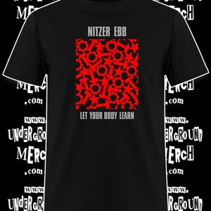 Puede incluir: Camiseta negra con el nombre de la banda "Nitzer Ebb" sobre un diseño geométrico rojo. El texto "LET YOUR BODY LEARN" está debajo. El sitio web "www.undergroundmerch.com" también está impreso en la camiseta.