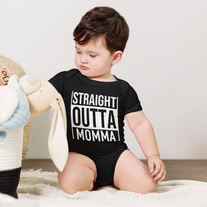 Straight Outta Momma ベビーワンジー - 面白い新生児服、ヒップホップベビー服、かわいいベビーシャワーギフト、ユニセックス幼児ボディスーツ