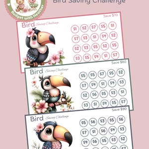Pode incluir: Conjunto de três folhas imprimíveis "Bird Saving Challenge". Cada folha apresenta uma ilustração de tucano e uma grelha para acompanhar as poupanças. O design tem um fundo rosa e o texto "Budget with Heather".