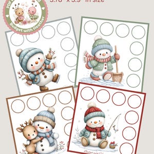 Può includere: Un download digitale con quattro schede illustrate con pupazzi di neve e una renna. Ogni scheda ha un design diverso di pupazzo di neve e una serie di cerchi vuoti. Sono presenti anche i testi "Tiny Saving Challenges" e "Budget with Heather". Le schede misurano 9,6 cm x 9,9 cm.