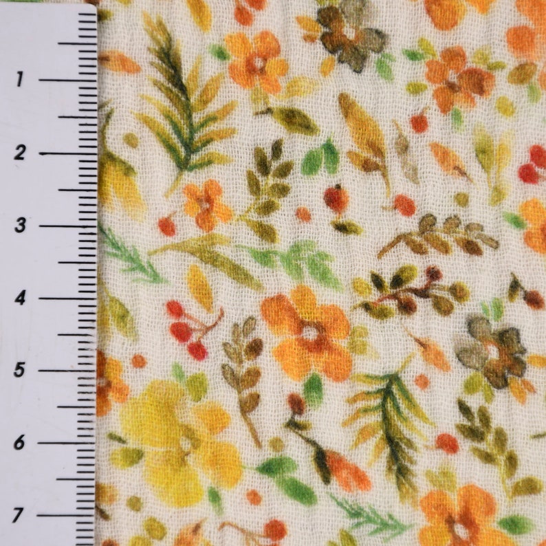 Bekleidungsstoff Musselin Digitaldruck Blumen Bl\u00e4tter offwei\u00df gelb ocker gr\u00fcn 1,30m Breite