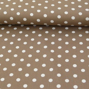 Könnte beinhalten: Brauner Stoff mit einem sich wiederholenden Muster aus weißen Polka-Dots. Der Stoff ist gefaltet, wodurch seine Textur und das Muster sichtbar werden. Geeignet für Näh- und Bastelprojekte. Polka Dots sind ein klassisches Design.